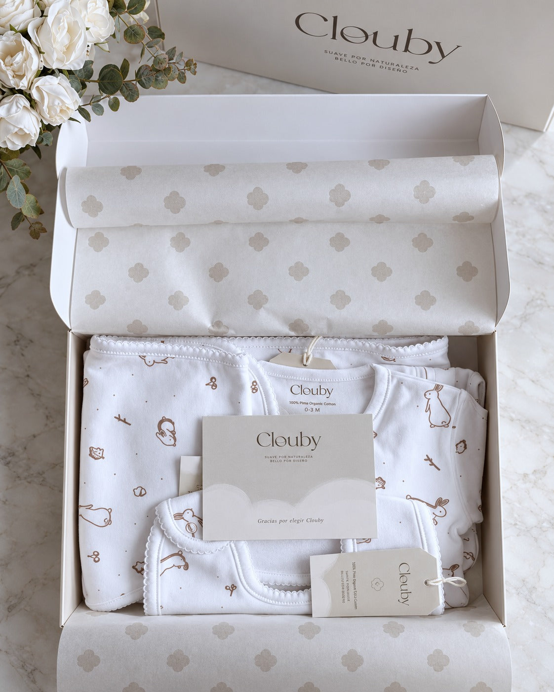 Caja regalo Clouby con ropa de bebé estampado pradera de conejitos en algodón Pima