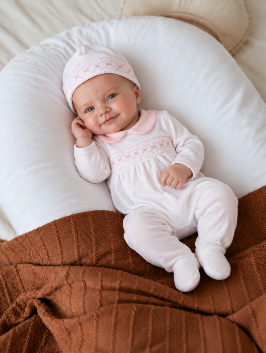 Set pelele y gorro de bebé bordado a mano · Blanco · Algodón Pima