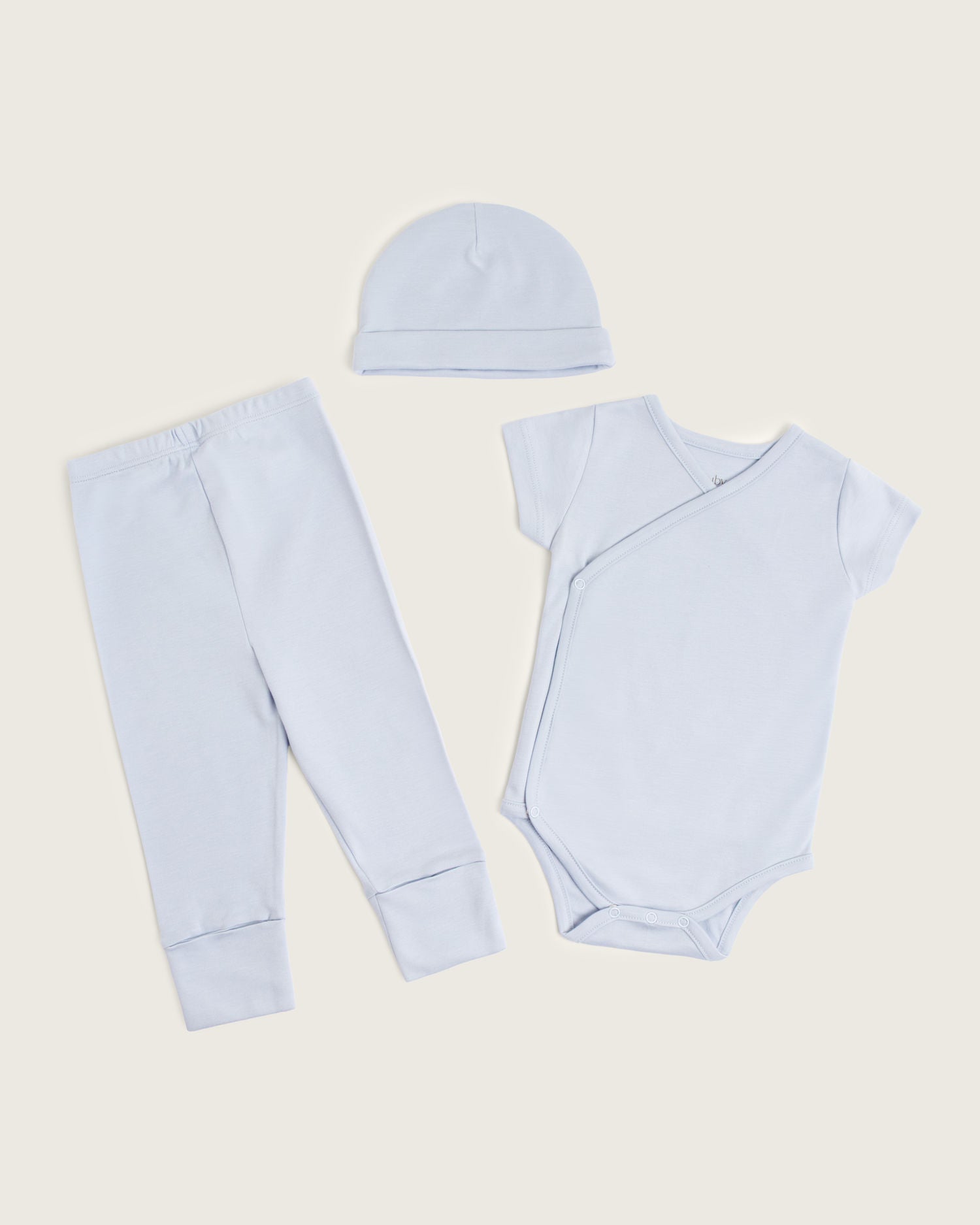 Set body kimono manga corta,  pantalón convertible y gorro de bebé · Celeste · Pima orgánico GOTS