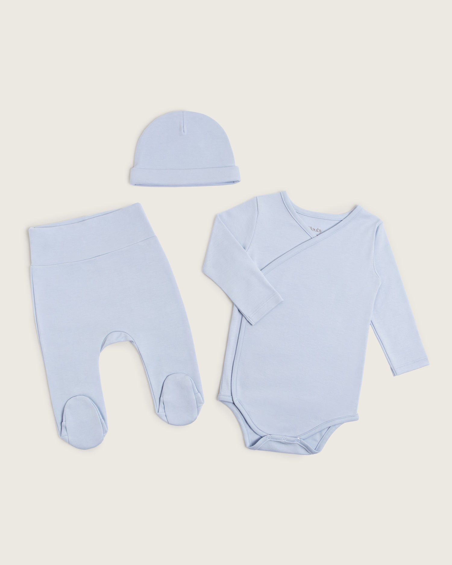 Set body kimono manga larga , pantalón con pie y gorro de bebé · Celeste · Pima orgánico GOTS