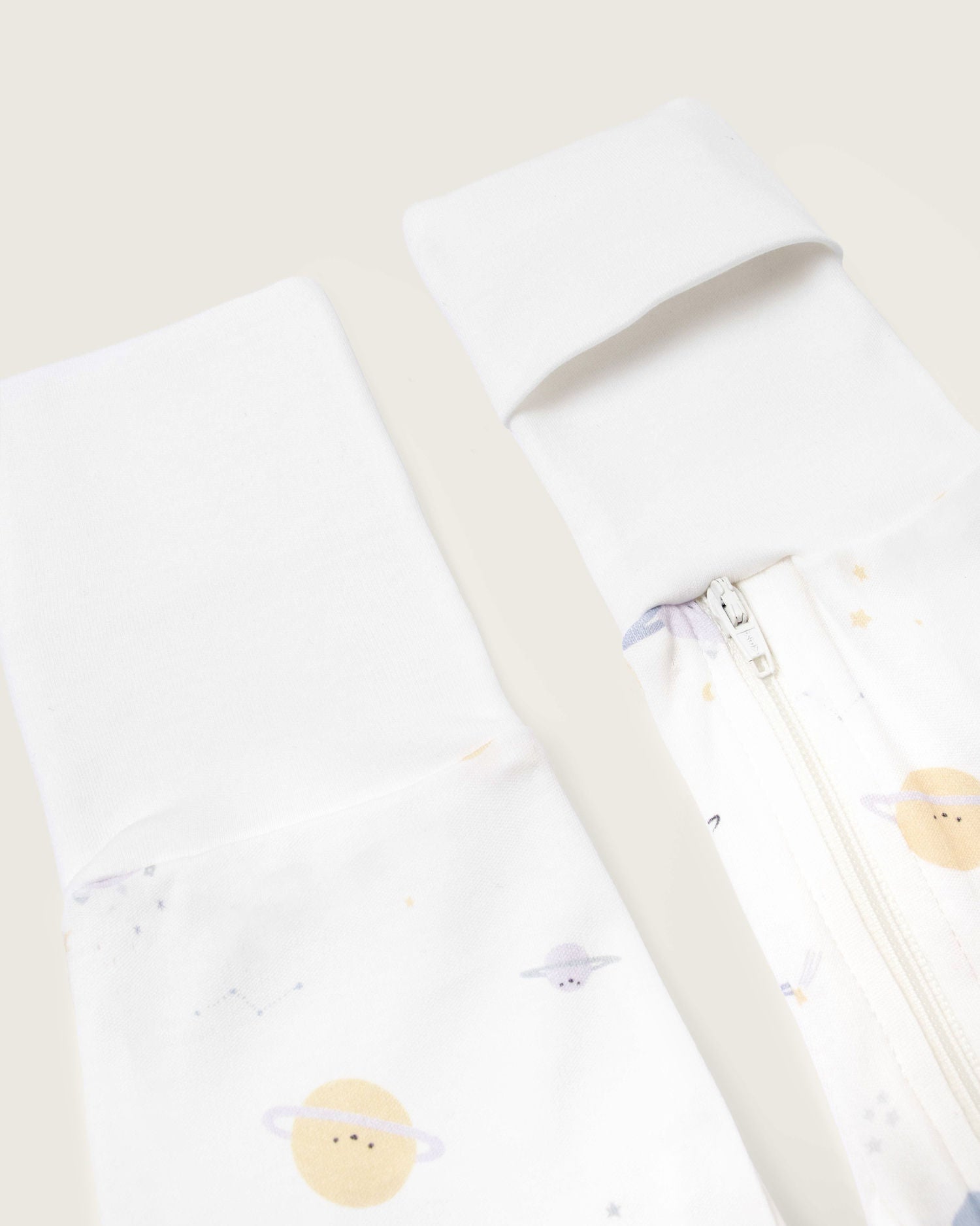 Pelele de bebé doble cremallera · Estampado planetas · Pima orgánico GOTS
