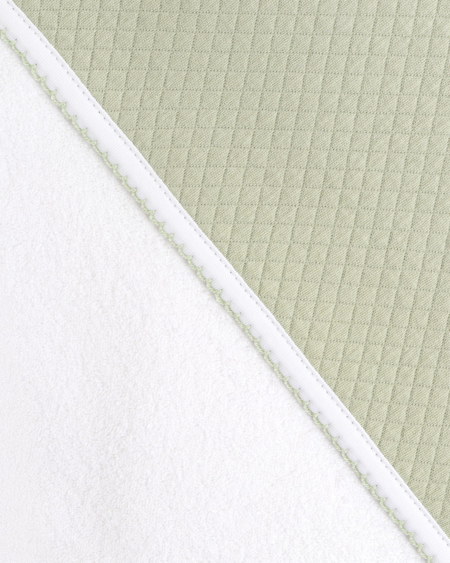 Toalla con capucha de bebé · Blanco y pistacho · Algodón Pima